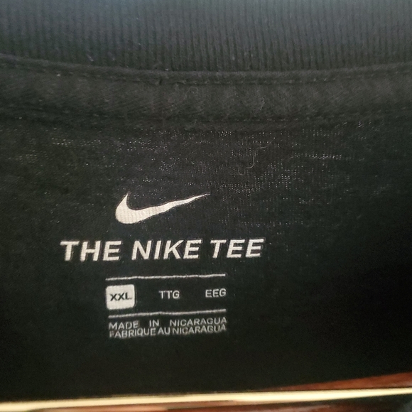 Nike Men's Sportswear Black T-Shirt Short Sleeve White And Pink Swoosh Size XXL - Picture 2 of 4